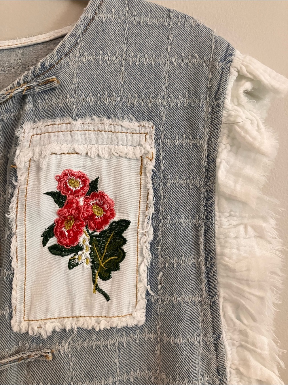 POL Light Blue Frayed Tie-Front Vest with Embroidered Floral Patch NWOT - Picture 4 of 6